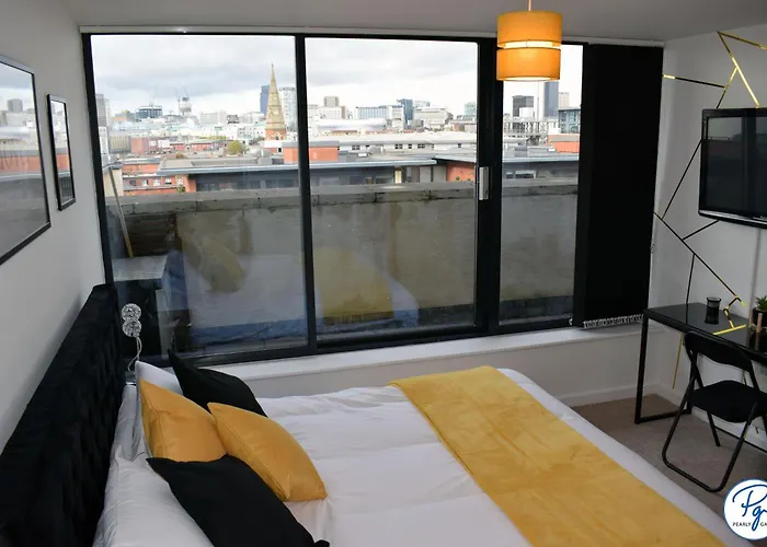 Penthouse - Amazing City Skyline Views - Balcony - Free Extra 2 Hours - Free Parking - Utilita Arena - Bullring Shopping - New St Station- Super King Size Bed