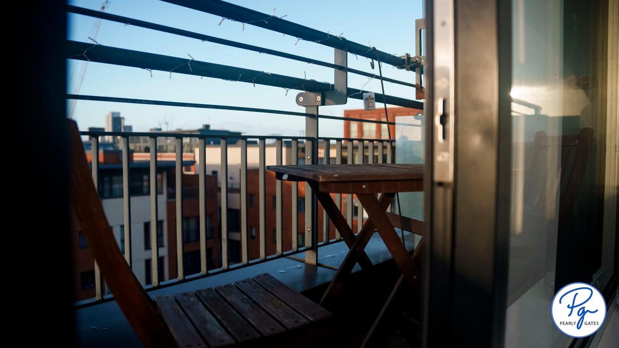 Penthouse - Amazing Skyline Views - Balcony - Free Extra 2 - Free Parking - Utilita Arena - Bullring Shopping - New St Station- Super King Size Bed *