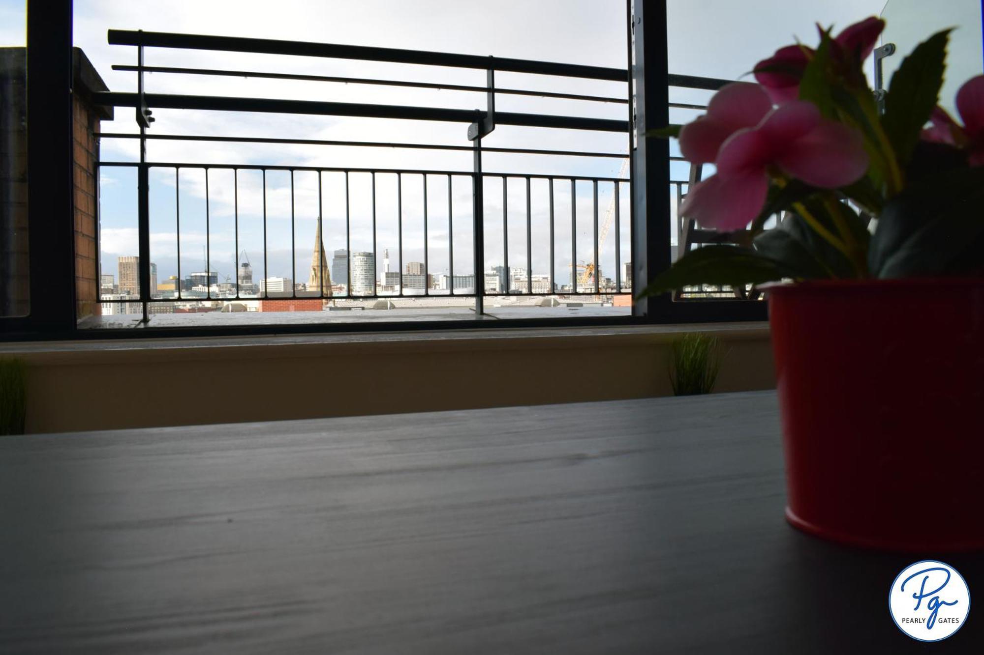Penthouse - Amazing Skyline Views - Balcony - Free Extra 2 - Free Parking - Utilita Arena - Bullring Shopping - New St Station- Super King Size Bed Апартаменты *