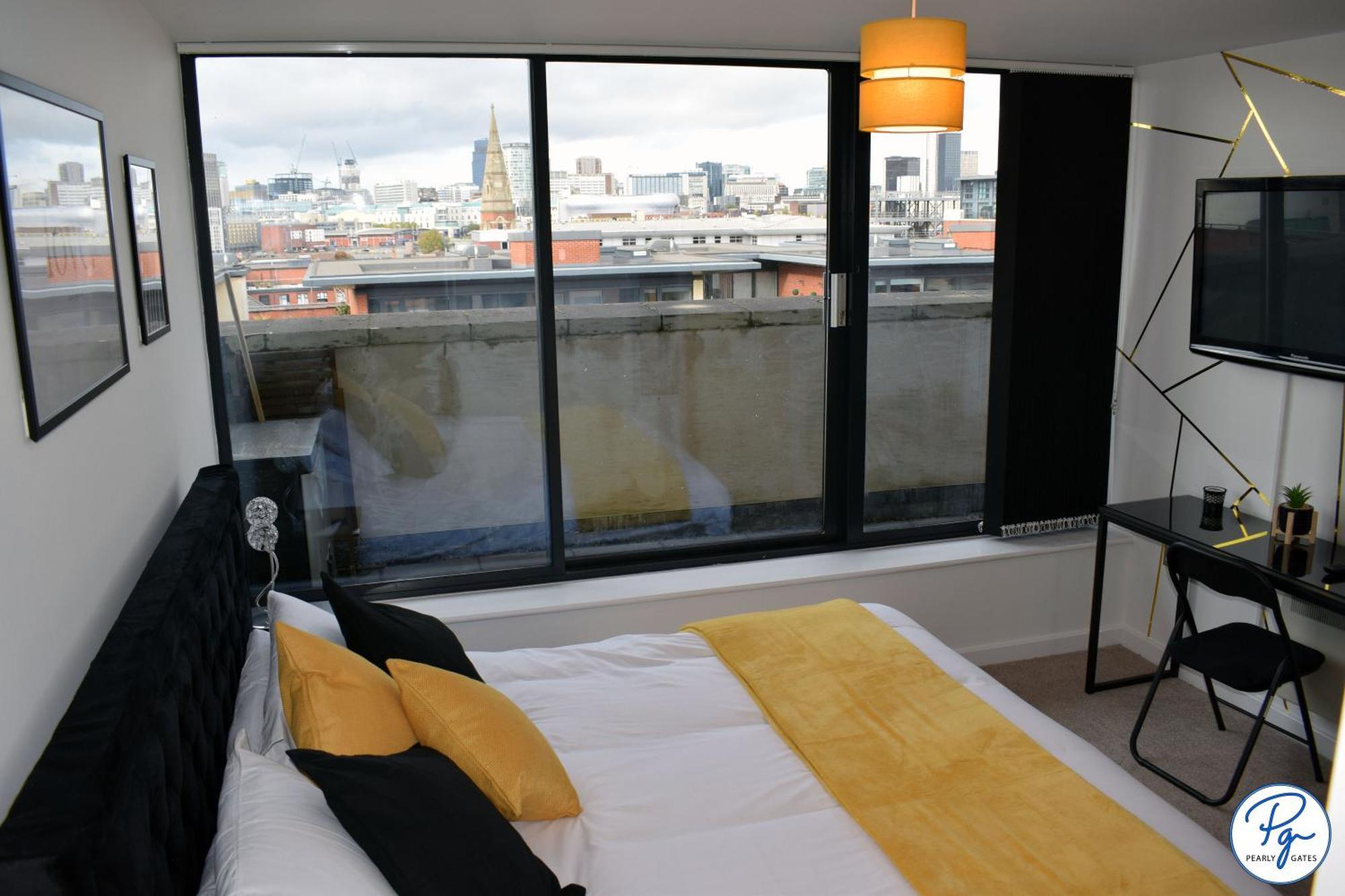 Penthouse - Amazing Skyline Views - Balcony - Free Extra 2 - Free Parking - Utilita Arena - Bullring Shopping - New St Station- Super King Size Bed